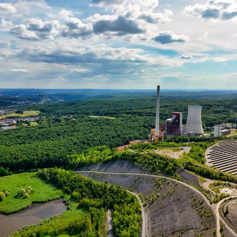 Friche industrielle en cours de dépollution sol avec équipements de diagnostic